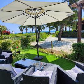 Pampering Beach Dream, A Stunning Luxury Retreat at Yialos Village، فندق في Meneou