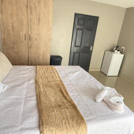 Home Away Nest B&B, hótel í Witbank