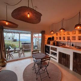 Chicken Raiser Cabin Unique Ocean View with Hot Tub, хотел в Azoia