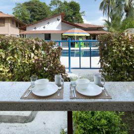 Poolside, 2BR Home, Walk to Beach and Dining, Hotel in Manzanillo