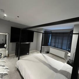 affordable rooms in modern home, hotel in Eltham