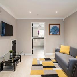 Superb 3 Bed Home Away from Home in Glasgow, just off M8 with free parking