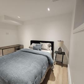 Spacious Bright 9ft Ceiling with Private Entrance, hotel din Milton