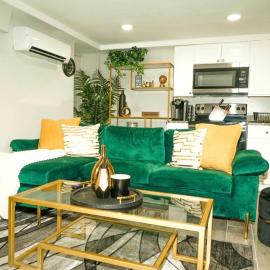 Modern 1BR Unit with Free Parking Walk to Metro