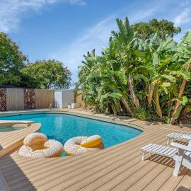 Wine Coast Oasis - Heated Pool and Hot Spa - Retreat - Port Noarlunga, Hotel in Port Noarlunga