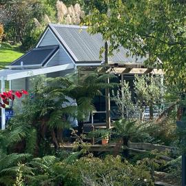 Superb Studio Retreat with Private Secluded Spa, plus Pool & BBQ access, hotel in Whanganui