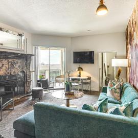 Luxe Long Beach Condo w/ Pool: 1 Mi to Shoreline! – hotel w mieście Long Beach