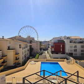 Studio climatisé centre port avec Piscine & Parking