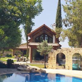 Stone Garden Oasis Cottage, hotel u Limassolu