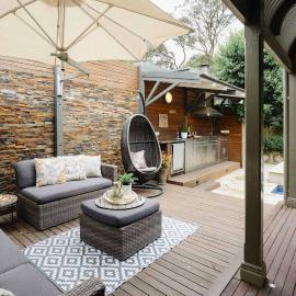 Luxury Retreat with Pool and Fireplace & Parking: Lower Plenty şehrinde bir otel