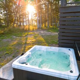 Delightful Cabin with Fire Pit and Hot-tub in Tracy City, Tennessee, Hotel in Tracy City
