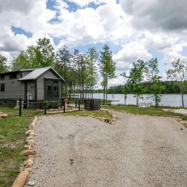 Breathtaking Cottage with Fire Pit in Tracy City, Tennessee, מלון בTracy City
