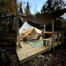 Canvas Bell Tent in the Woods in Hardwick, VT, מלון בHardwick