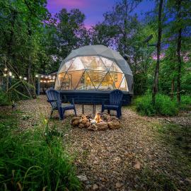Gorgeous Secluded Dome with Hot-tub in Broken Bow, Oklahoma, hotel u gradu Broken Bou