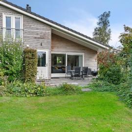 Huis Mosk heeft grote tuin op het zuiden en nabij meer, hotell i Grou