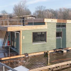 Geräumige, hochwertiges Hausboot PETITE mit Kamin, Hotel in Hamburg
