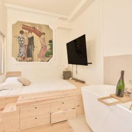 Luxury Suite Spa Bath & Cinema Screen- Bordeaux
