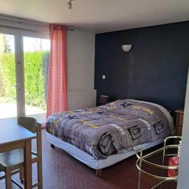 Studio charmant à Treignac avec terrasse de 22 m², hotel v destinácii Treignac