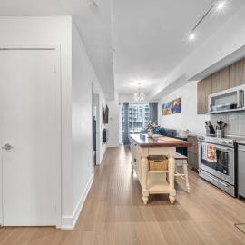 Modern Condo with Balcony, Gym and Free Parking