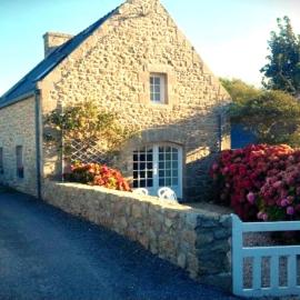 Ty Jeanne-Maison bretonne avec jardin proche mer, hotel a Brignogan-Plage