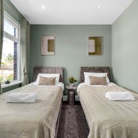 Contractor-Friendly Bolton Home 3BR & Games Room, hotel in Bolton