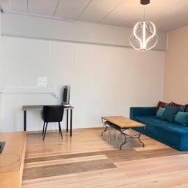 Bright, comfy, industrial looking – hotel w mieście Fällanden