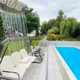 Uroczy domek i apartament nad samym jeziorem z basenem, hotel in Steklinek