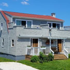 2 Bedroom Matunuck Beach House, 1 Block from Ocean, Hotel in South Kingstown