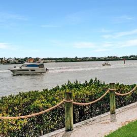 Spacious 2BR condo on Siesta Key with private beach access, hotel in Siesta Key