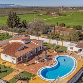 Nice Home In Puente Genil, hotel di Puente-Genil
