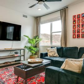 25 Mi to Zion: Rock 'n' Roll Condo w/ Mtn View!, khách sạn ở Hurricane