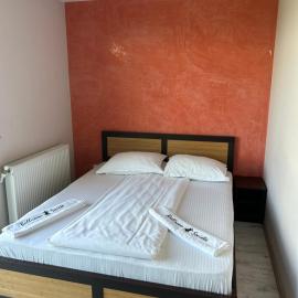 La virajul trei, hotel en Buda