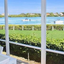 Gorgeous bay views from this ground floor Siesta Key Condo, hotel in Siesta Key