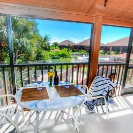 Spacious Retreat with Wrap-Around Lanai and Private Beach - Pet Friendly - Signal Inn 14, hotel u gradu Sanibel
