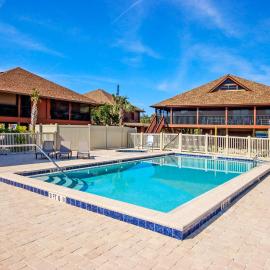 Poolside Paradise - Pet Friendly Villa on Sanibel Island - Private Beach - Signal Inn 03, hotelli kohteessa Sanibel