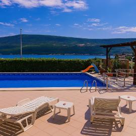 Villa Sea-N-Sun, 7 bedrooms & Pool, nearby Portonovi Marina., hotel in Đenovići