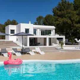 Luxe Minimalistic Large Villa Near Airport & Bossa Beach, hotel in Sant Jordi