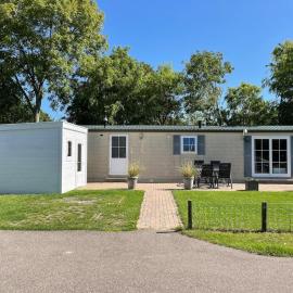 Cozy chalet near beach, dune and forest, hotel a Goedereede
