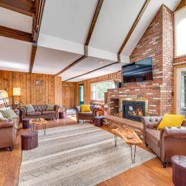 Haverhill Mtn Retreat w/ Deck: Hike, Ski & Relax, Hotel in Woodsville