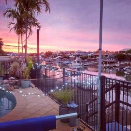 Viesnīca Luxury Newport canal king suite home pilsētā Redklifa