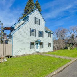 Hot Tub & Decks: Central Hood River Townhome!, hotel a Hood River