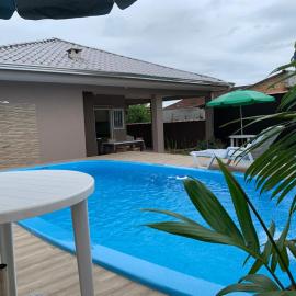 Casa Aconchegante com piscina no litoral do Paraná em Matinhos, Hotel in Matinhos