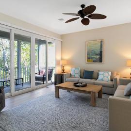 Stylish Longboat Key townhome minutes to beach Ospreys Nest، فندق في لونغبوت كي
