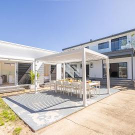 Robinson Retreat with Beach Bungalow, 3 Robinson St - air con, 2 kitchens, 6 bedrooms, 4 bathrooms, hotel v destinaci Anna Bay
