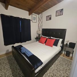 P&N Suites - DELUXE QUEEN ROOM- LONDON-Renovated, viešbutis Edmontone