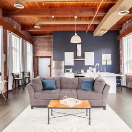 Jennifer's Historic Riverfront Loft City Views