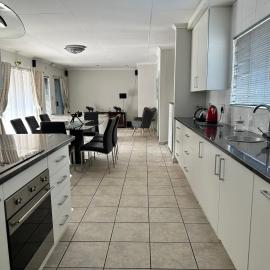 AfriSky guest house, hotel in Kempton Park