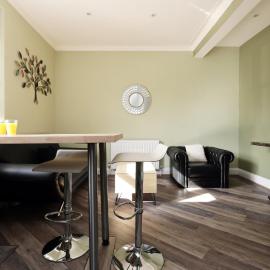 Modern Comfort 4 Bedrooms and Great Location