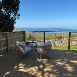 coastal view shepherds hut with hot tub, Hotel in Llanfair