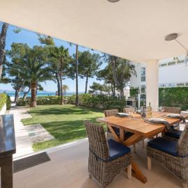 Exclusiva Villa Saturn en Primera Línea de Playa en Alcudia con Jacuzzi, hotel in Alcudia